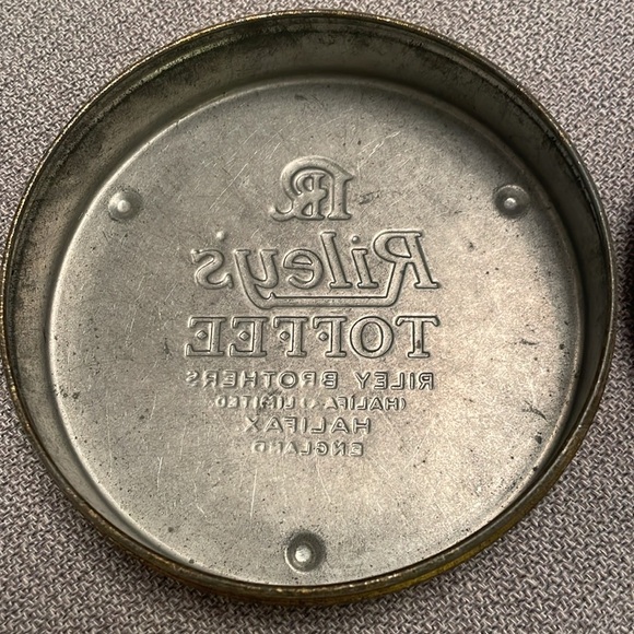 Vintage Collectors Tin Riley’s Variety TOFFEE Halifax, England 5” Round - Picture 4 of 12